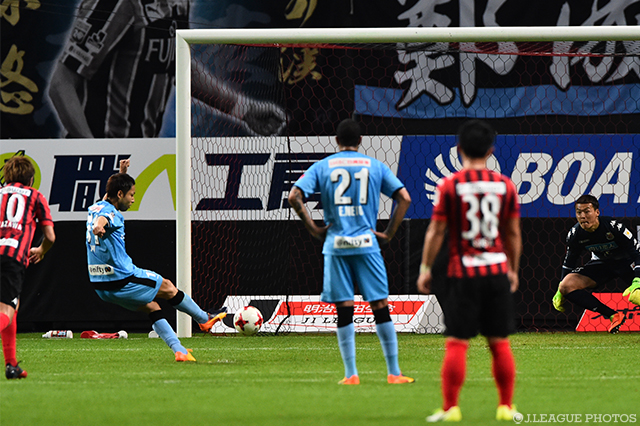 先制のPKを決めた小林 悠（川崎Ｆ）【明治安田Ｊ１ 第7節 札幌vs川崎Ｆ】