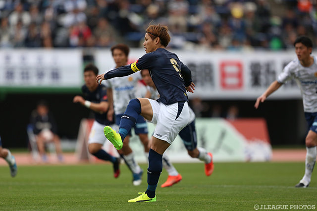 この日２ゴール目となる決勝のPKを決めた藤本 憲明（鹿児島）【明治安田Ｊ３ 第5節 鹿児島vs北九州】