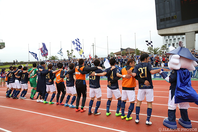 ３連勝をホームのファン・サポーターと共に喜ぶ鹿児島の選手たち【明治安田Ｊ３ 第5節 鹿児島vs北九州】