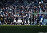 ホームでの劇的な逆転勝利を喜ぶ磐田の選手とファン・サポーター【明治安田Ｊ１ 第7節 磐田vs鳥栖】