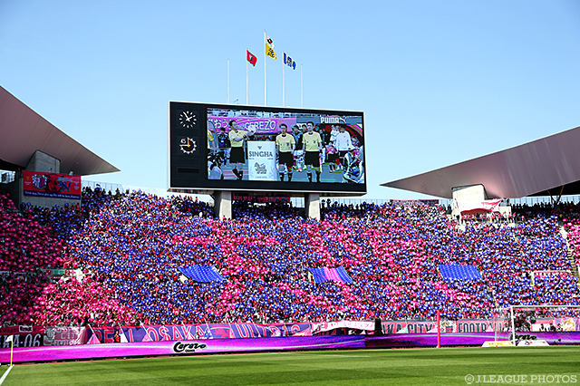 Ｃ大阪のゴール裏にはクラブカラーで「大阪」の文字【明治安田Ｊ１ 第7節 Ｃ大阪vsＧ大阪】