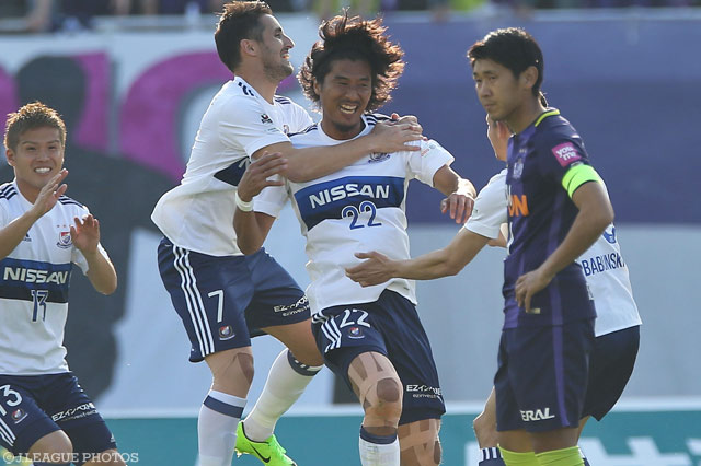 FKに飛び込み、先制点を押し込んだ中澤 佑二（横浜FM）【明治安田Ｊ１ 第7節 広島vs横浜FM】