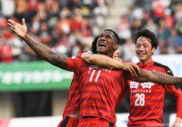 7分に先制ゴールを豪快に決めたグスタボ（熊本）【明治安田Ｊ２ 第8節 熊本vs松本】