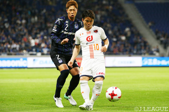 元チームメイト同士でマッチアップを見せた三浦 弦太（Ｇ大阪）と大前 元紀（大宮）【明治安田Ｊ１ 第8節 Ｇ大阪vs大宮】