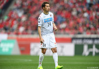 直接FKを鮮やかに決め、1点差とした福森 晃斗（札幌）【明治安田Ｊ１ 第8節 浦和vs札幌】