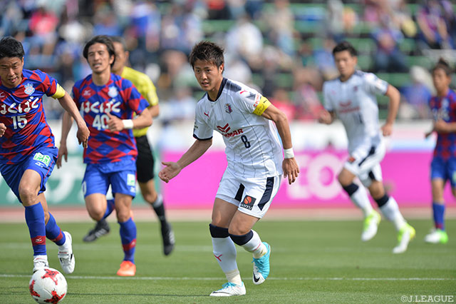 絶妙なスルーパスで先制点を演出した柿谷 曜一朗（Ｃ大阪）【明治安田Ｊ１ 第8節 甲府vsＣ大阪】
