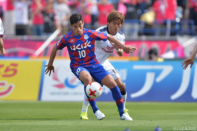 ドゥドゥ（甲府）にプレッシャーをかける丸橋 祐介（Ｃ大阪）【明治安田Ｊ１ 第8節 甲府vsＣ大阪】