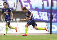 今季初得点となる先制点を決めた柏 好文（広島）【明治安田Ｊ１ 第8節 広島vs仙台】