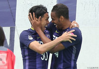 工藤 壮人（左）の追加点で2点差とした広島【明治安田Ｊ１ 第8節 広島vs仙台】