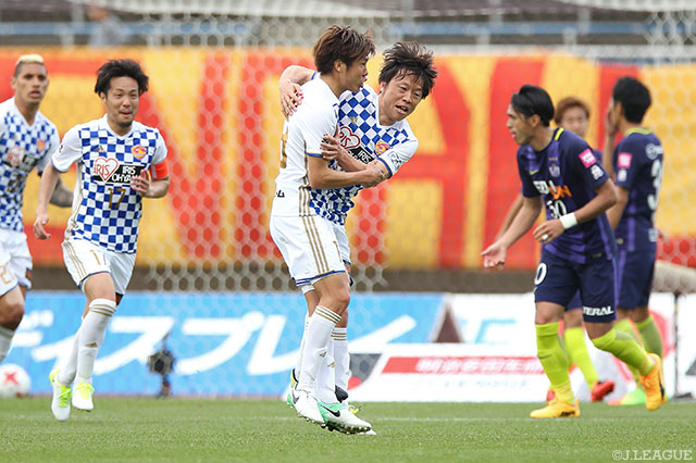 三田 啓貴（中央左）と梁 勇基（中央右）のゴールで2点差を追い付いた仙台【明治安田Ｊ１ 第8節 広島vs仙台】