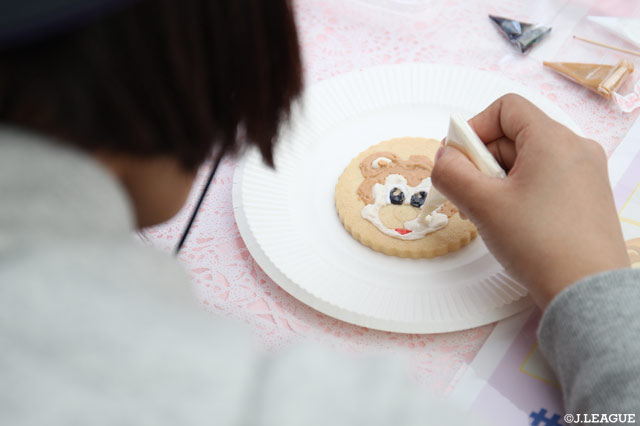 サンチェの下絵が書いてある25周年記念クッキーに絵付けするサポーター【明治安田Ｊ１ 第8節 広島vs仙台】