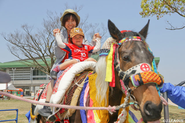 お供馬に乗って記念撮影する愛媛サポーターの親子【明治安田Ｊ２ 第9節 愛媛vs長崎】