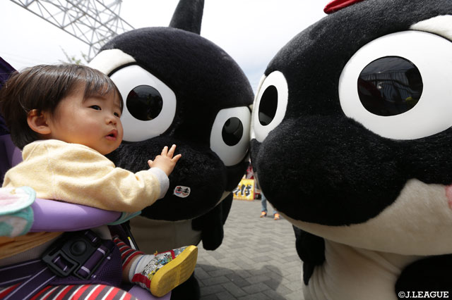 ちびっこサポーターに興味津々なグランパスくんとグランパコちゃん【明治安田Ｊ２ 第9節 名古屋vs山口】