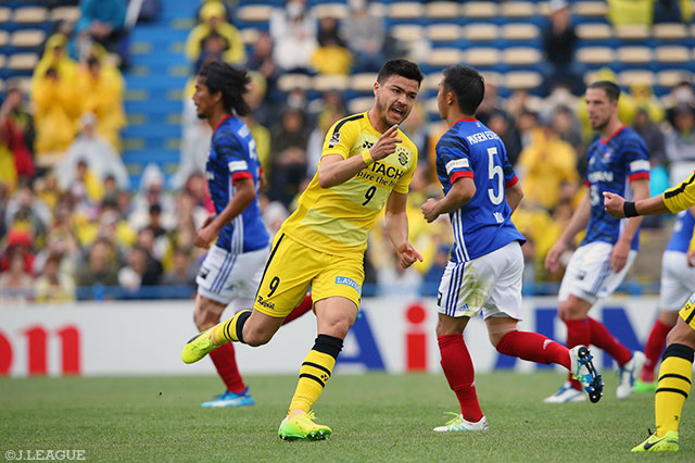ゴール右隅へ先制PKを決めたクリスティアーノ（柏）【明治安田Ｊ１ 第8節 柏vs横浜FM】