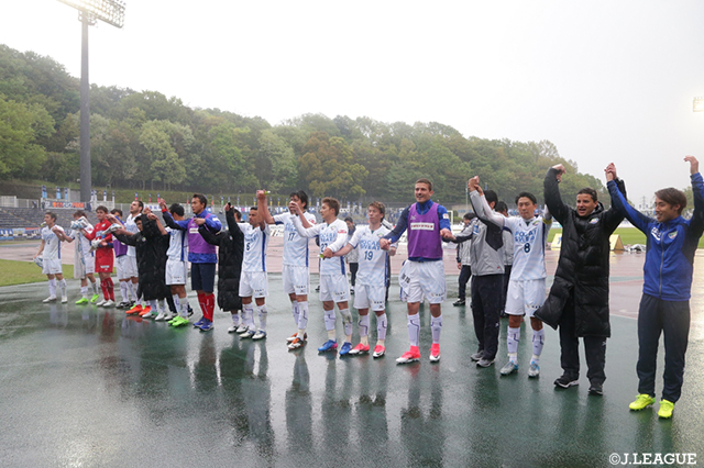 雨の中で4試合ぶりの勝利を喜ぶ徳島の選手達【明治安田Ｊ２ 第9節 町田vs徳島】