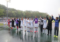 雨の中で4試合ぶりの勝利を喜ぶ徳島の選手達【明治安田Ｊ２ 第9節 町田vs徳島】