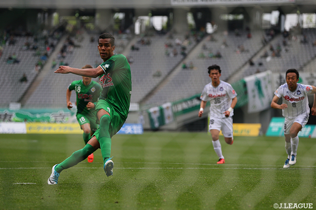 前半アディショナルタイムに先制PKを決めたドウグラス ヴィエイラ（東京Ｖ）【明治安田Ｊ２ 第9節 東京Ｖvs群馬】