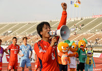 ホームでの勝利をファン・サポーターと喜ぶ決勝ゴールの小島 秀仁（愛媛）【明治安田Ｊ２ 第9節 愛媛vs長崎】