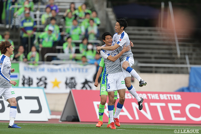 開始5分にセットプレーから先制ゴールを決めた鈴木 義宜（大分）【明治安田Ｊ２ 第9節 湘南vs大分】