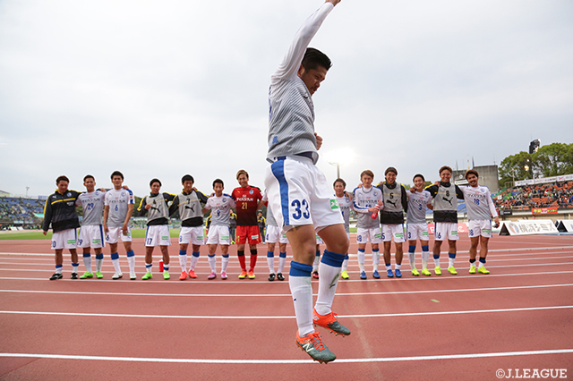 アウェイで湘南を破り、駆けつけたファン・サポーターと喜ぶ大分の選手達【明治安田Ｊ２ 第9節 湘南vs大分】