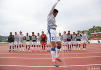 アウェイで湘南を破り、駆けつけたファン・サポーターと喜ぶ大分の選手達【明治安田Ｊ２ 第9節 湘南vs大分】