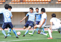 鋭い直接FKを決め、1点差とした宮尾 孝一（YS横浜）【天皇杯 1回戦 YS横浜vs筑波大】