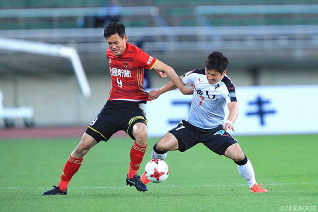 佐藤 洸一（金沢）と激しく競り合う片山 奨典（熊本）【明治安田Ｊ２ 第9節 金沢vs熊本】