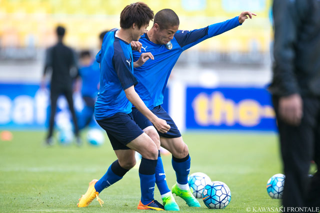 激しい競り合いをみせる森本 貴幸【ＡＣＬ GS MD5 水原三星vs川崎Ｆ】