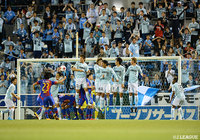 反撃を狙った中島 翔哉（FC東京）のFKは惜しくもポスト直撃【ルヴァンカップ GS 第3節 磐田vsFC東京】