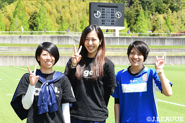 藤枝のピッチ脇からピースサイン【明治安田Ｊ３ 第6節 藤枝vs富山】