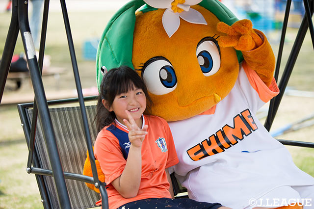 かわいらしい愛媛サポの女の子、たま媛ちゃんとちょっと似てるかも？【明治安田Ｊ２ 第10節 愛媛vs山形】