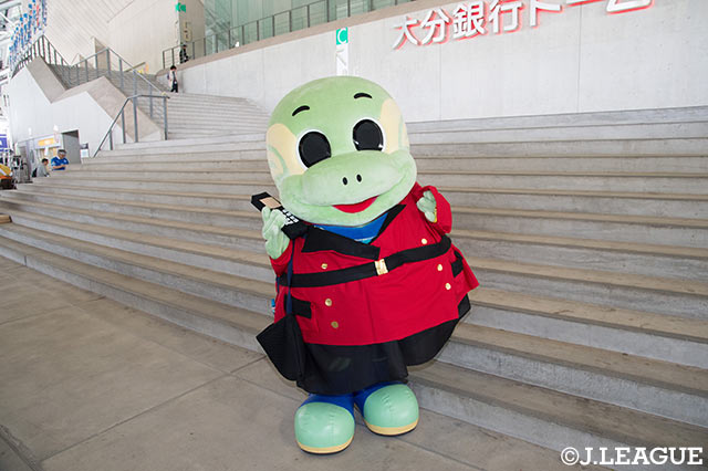「しもしも～？」今日のニータンはずばり“平野ノラ”！なにを着ても様になるような、ならないような…【明治安田Ｊ２ 第10節 大分vs京都】