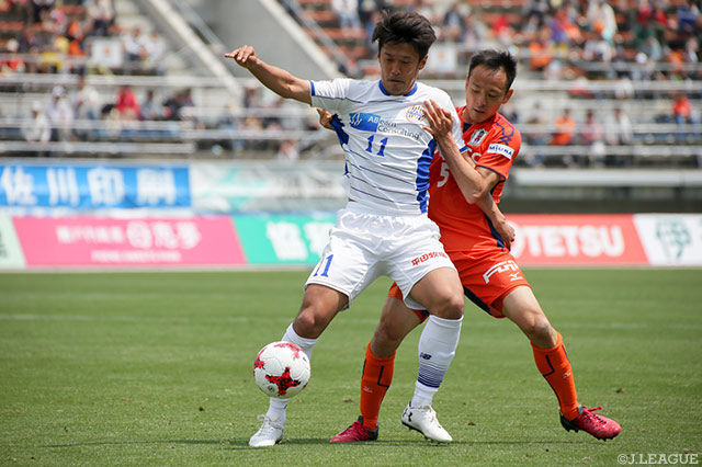 かつてのチームメイト、阪野 豊史（山形）をマークする藤田 息吹（愛媛）【明治安田Ｊ２ 第10節 愛媛vs山形】