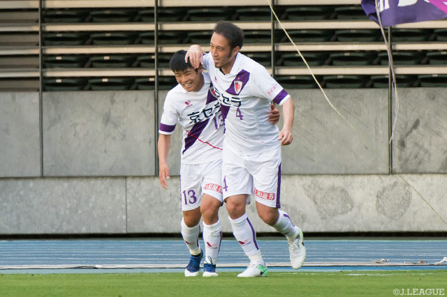 Ｊ初得点を挙げた岩崎 悠人（左）と3試合連続得点の田中 マルクス闘莉王（京都）【明治安田Ｊ２ 第10節 大分vs京都】