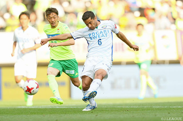 数的不利も中盤で奮闘し、果敢に同点弾を狙ったカルリーニョス（徳島）【明治安田Ｊ２ 第10節 千葉vs徳島】