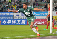 勇猛果敢にこぼれ球を押し込み、決勝点を挙げたヘニキ（岐阜）【明治安田Ｊ２ 第10節 岐阜vs金沢】