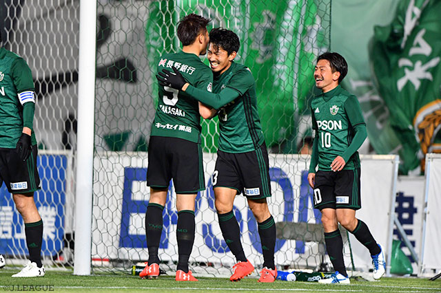 後藤 圭太（中央）の今季初得点でリードを3点に広げた松本【明治安田Ｊ２ 第10節 松本vs讃岐】