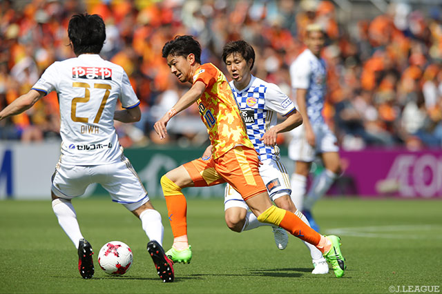 中盤でタイトなマークを受けた白崎 凌兵（清水）【明治安田Ｊ１ 第9節 清水vs仙台】