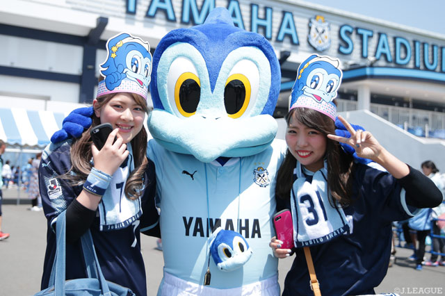 ジュビロくんと美女2人の3ショット【明治安田Ｊ１ 第9節 磐田vs札幌】