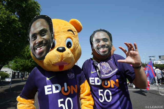 ウタカのお面を被る広島サポーター【明治安田Ｊ１ 第9節 FC東京vs広島】