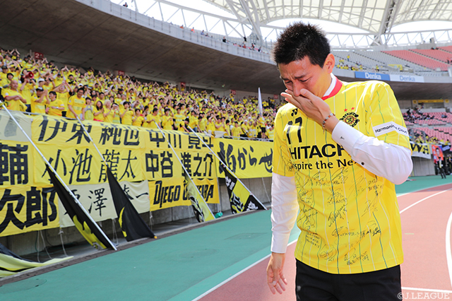 柏のファン・サポーターからの声援に涙が溢れる安英学さん【明治安田Ｊ１ 第9節 新潟vs柏】