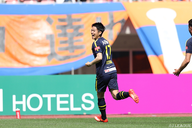 開始10分にＪ初ゴールとなる先制FKを決めた手塚 康平（柏）【明治安田Ｊ１ 第9節 新潟vs柏】