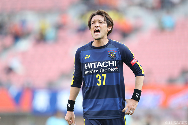 味方に大声で指示を出す途中出場の細貝 萌（柏）【明治安田Ｊ１ 第9節 新潟vs柏】