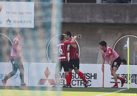 開始3分に右足で先制ゴールを決めた横山 知伸（札幌）【明治安田Ｊ１ 第9節 磐田vs札幌】