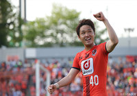 待望の今季初勝利をファン・サポーターと喜ぶこの日のヒーロー・茨田 陽生（大宮）【明治安田Ｊ１ 第9節 大宮vs浦和】