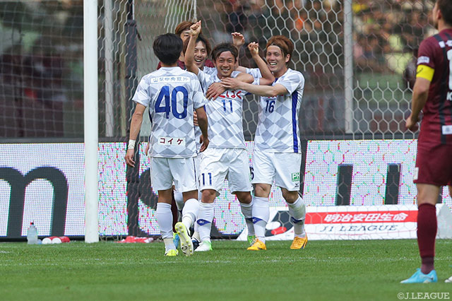 Ｊ１初得点となる決勝ヘッドを流し込んだ堀米 勇輝（甲府）【明治安田Ｊ１ 第9節 神戸vs甲府】