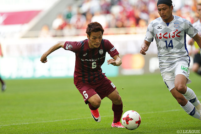 サイドで熱い攻防を繰り広げた高橋 峻希（神戸）と田中 佑昌（甲府）【明治安田Ｊ１ 第9節 神戸vs甲府】