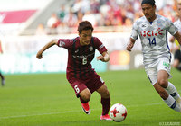 サイドで熱い攻防を繰り広げた高橋 峻希（神戸）と田中 佑昌（甲府）【明治安田Ｊ１ 第9節 神戸vs甲府】