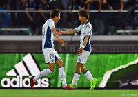 長沢 駿（左）の巧みなヒールキックを堂安 律（右）が押し込んで先制したＧ大阪【明治安田Ｊ１ 第9節 横浜FMvsＧ大阪】