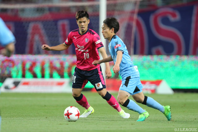 中盤で火花を散らす山口 蛍（Ｃ大阪）と三好 康児（川崎Ｆ）【明治安田Ｊ１ 第9節 Ｃ大阪vs川崎Ｆ】